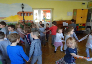 Dzieci tańczące w parach.